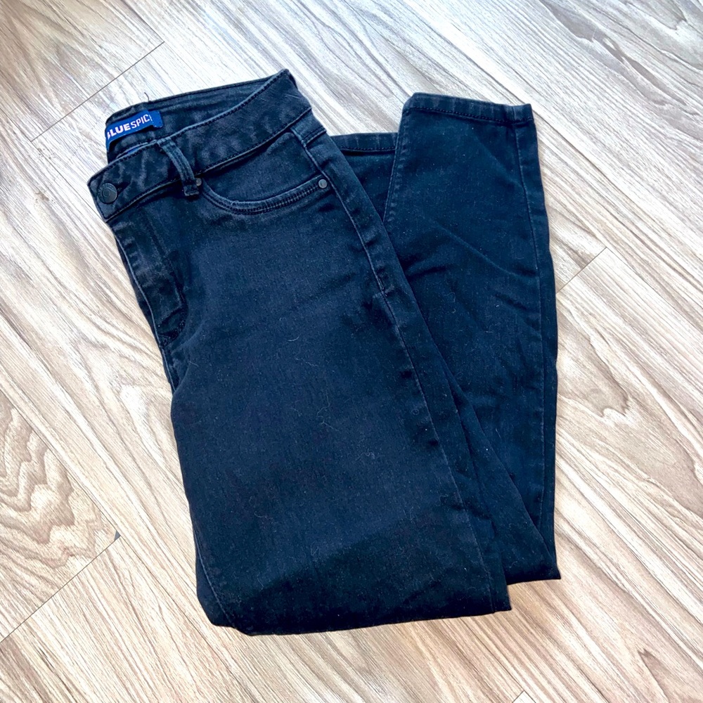 (7) black denim jeans